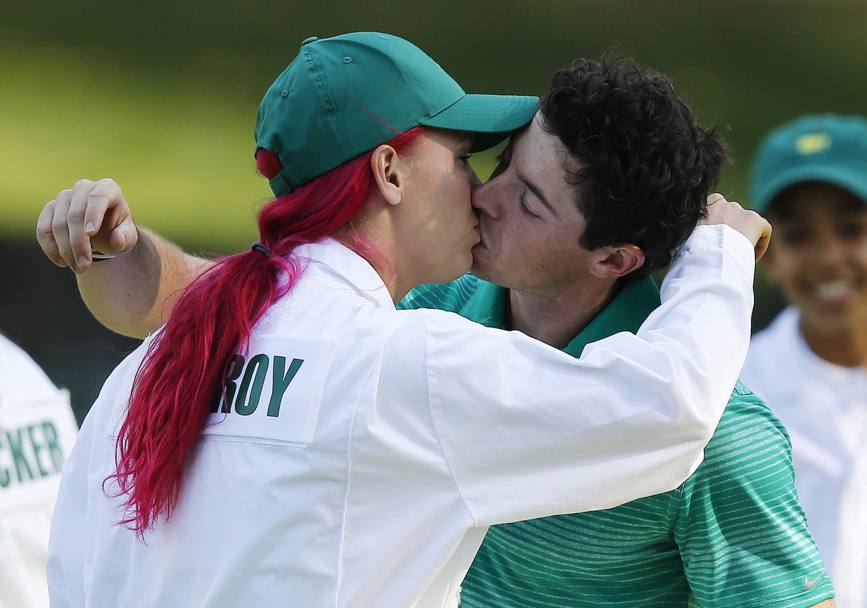 Tra le wags presenti all&#39;Augusta Golf Masters Caroline Wozniacki, fidanzata di Rory McIllroy, non  passata inosservata. La tennista danese, in versione caddie, ha sfoggiato un nuovo colore di capelli rosso fuoco (Epa)